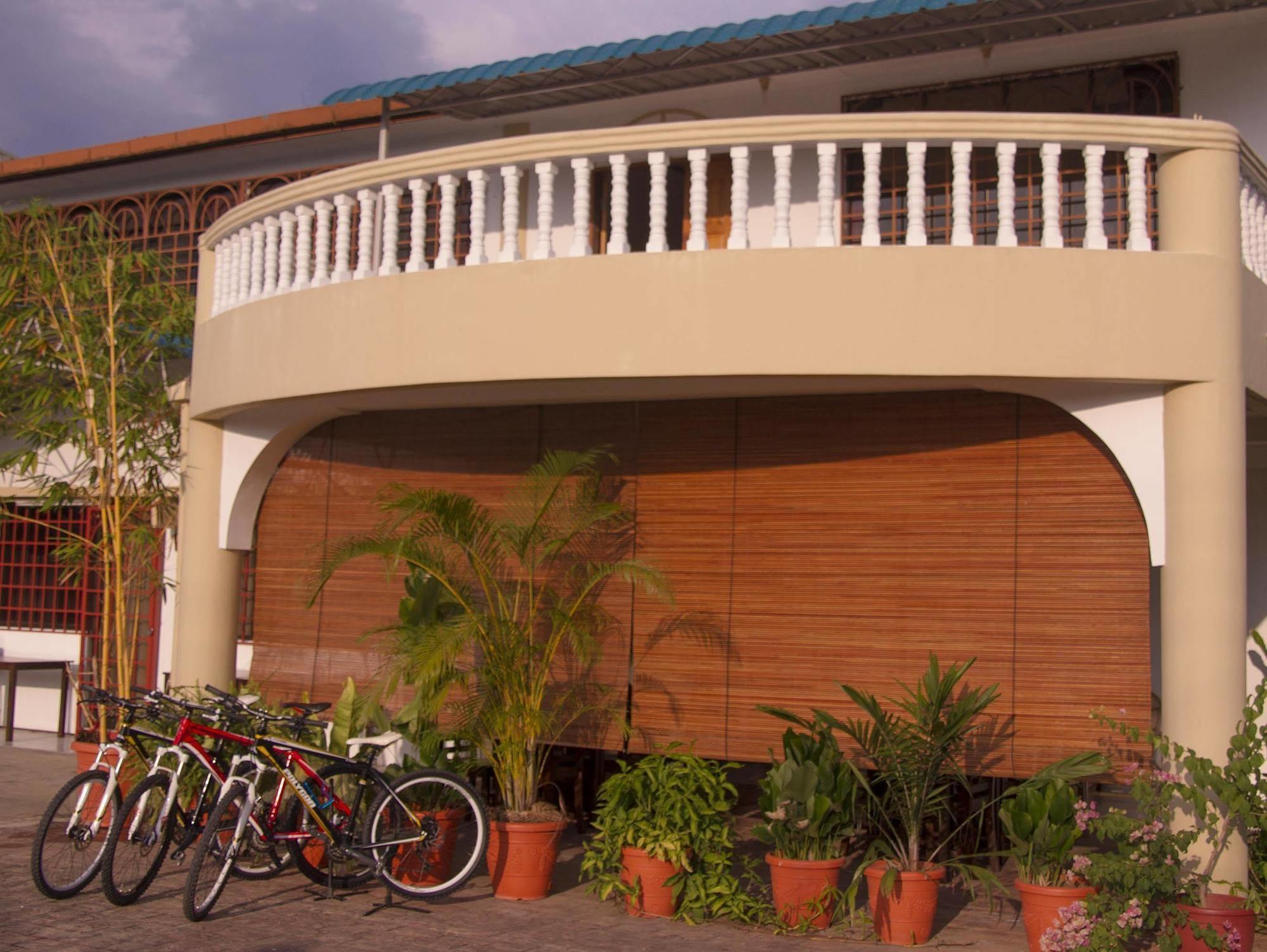 Bike And Tours Bed And Breakfast Lahad Datu Exterior photo